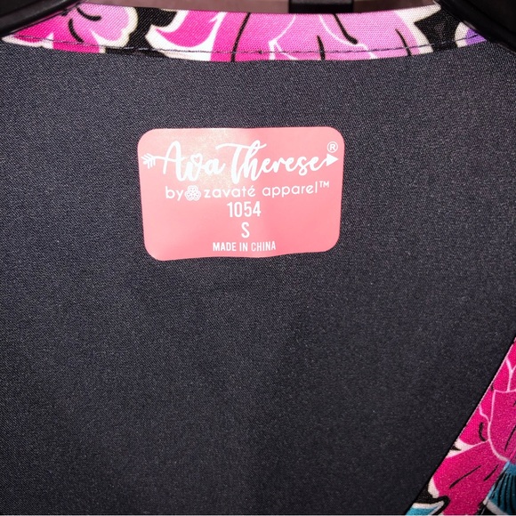 NWT Zavate Ava Therese “Bold Statment” floral print short sleeve scrub top - Picture 6 of 10